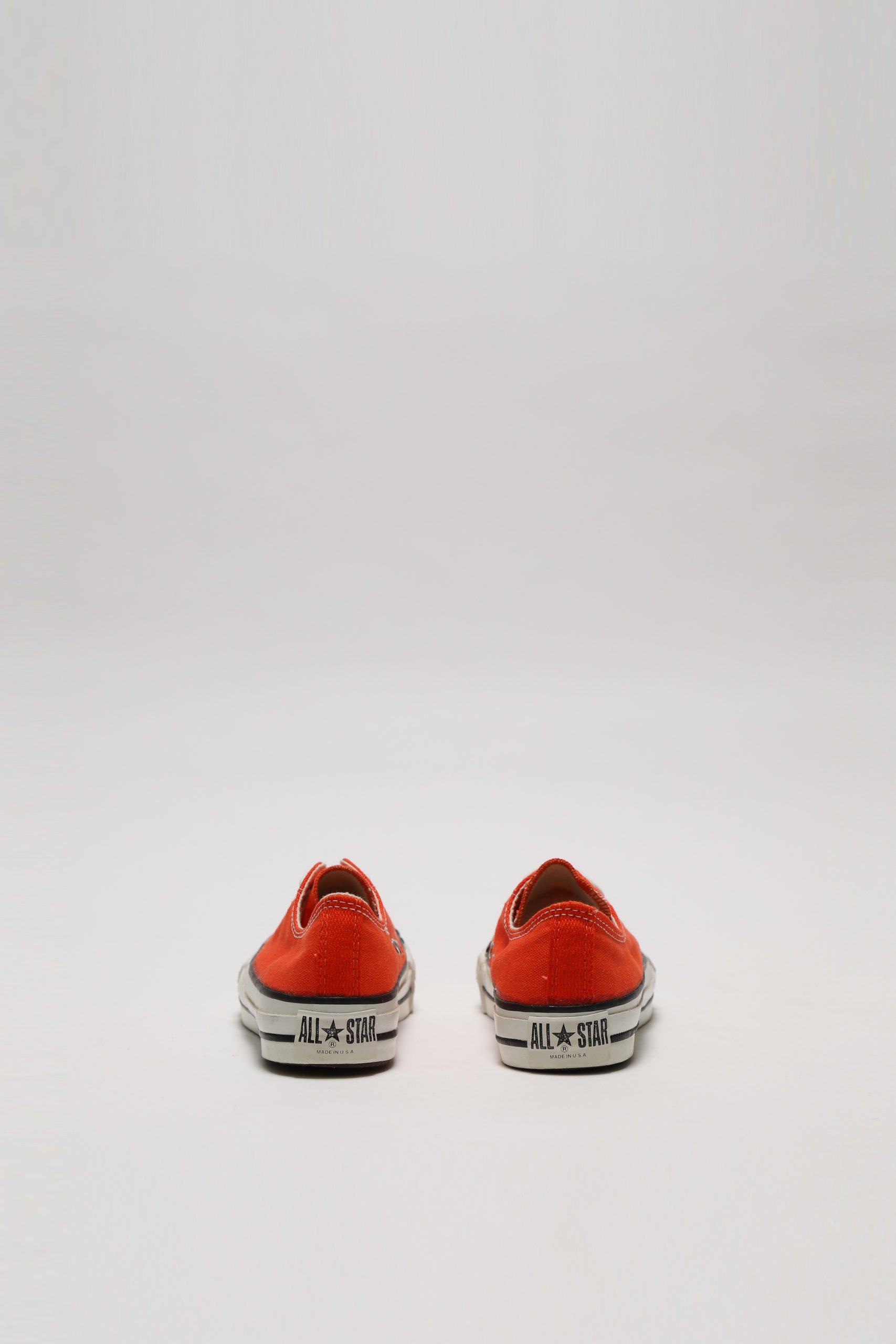 25-04-converse-allstarbasketball-converseallstar-orange-sneakers-vintage-kids-1980-duemilanomarittima-letsdueit-letsdue-scaled
